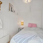 Cosy And Charming With Lovely Terraces, Conservatory, Annexes And A Large Natural Plot Just A Few Minutes Walk From The 別荘
