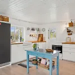別荘 Cosy And Charming With Lovely Terraces, Conservatory, Annexes And A Large Natural Plot Just A Few Minutes Walk From The