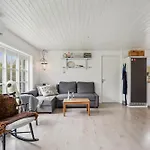 Cosy And Charming With Lovely Terraces, Conservatory, Annexes And A Large Natural Plot Just A Few Minutes Walk From The エーベルトフト