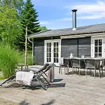 Cosy And Charming With Lovely Terraces, Conservatory, Annexes And A Large Natural Plot Just A Few Minutes Walk From The 別荘
