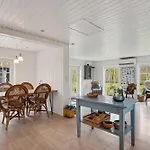 Cosy And Charming With Lovely Terraces, Conservatory, Annexes And A Large Natural Plot Just A Few Minutes Walk From The 別荘 *
