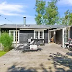 Cosy And Charming With Lovely Terraces, Conservatory, Annexes And A Large Natural Plot Just A Few Minutes Walk From The 別荘
