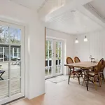 別荘 Cosy And Charming With Lovely Terraces, Conservatory, Annexes And A Large Natural Plot Just A Few Minutes Walk From The *