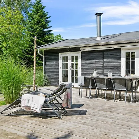Cosy And Charming With Lovely Terraces, Conservatory, Annexes And A Large Natural Plot Just A Few Minutes Walk From The Prázdninový dům