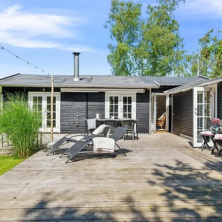 Cosy And Charming With Lovely Terraces, Conservatory, Annexes And A Large Natural Plot Just A Few Minutes Walk From The Prázdninový dům